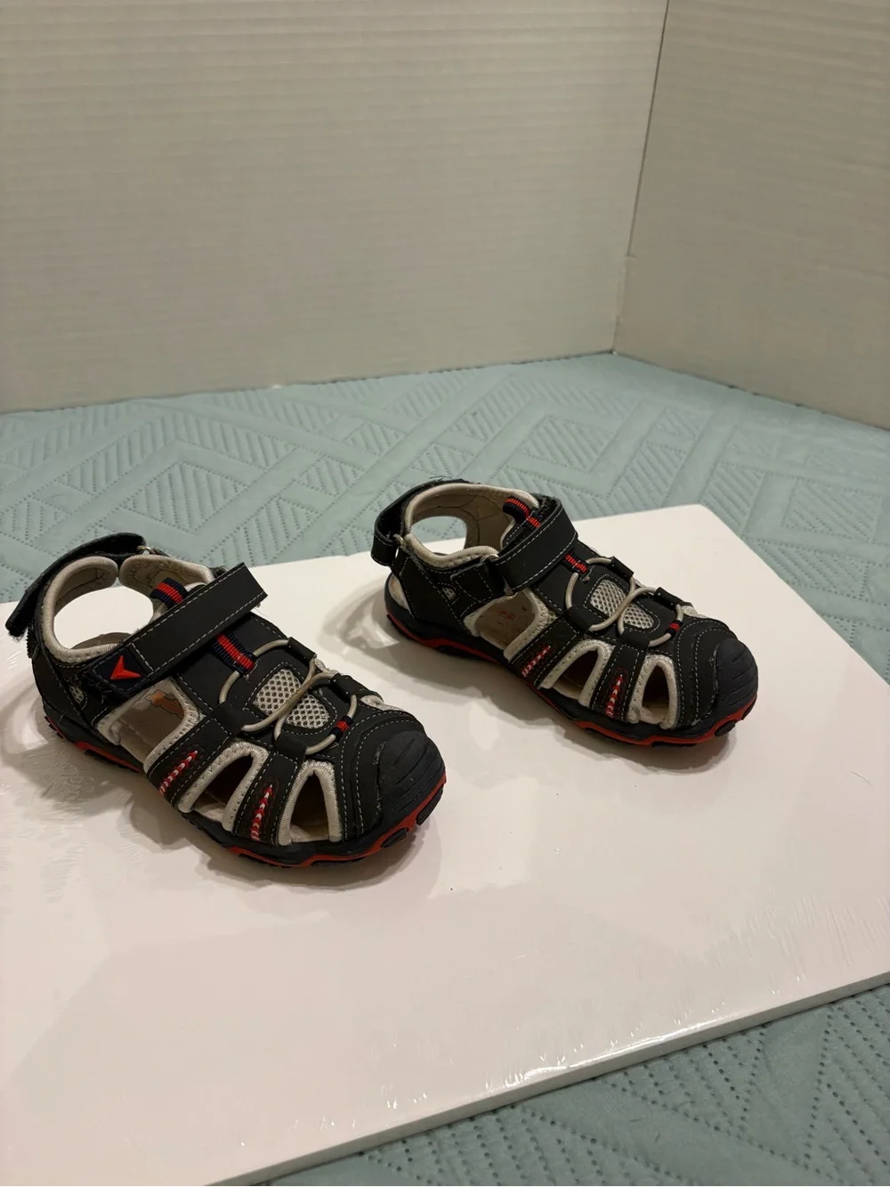 Apakowa Kids Closed Toe Sandals EU Size 28 US Size 11 (Little Kids) Gray/Black